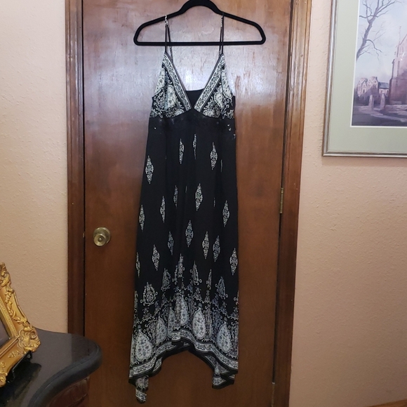 Beautiful Black handkerchief dress w/ sequin - Picture 6 of 8